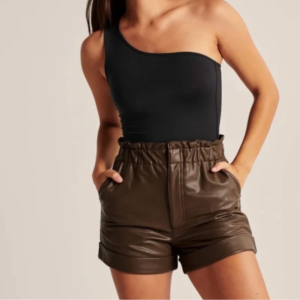 💥PRICE⬇️
ABERCROMBIE & FITCH • High Waisted Faux Leather Shorts•Olive Green •M - Picture 1 of 12
